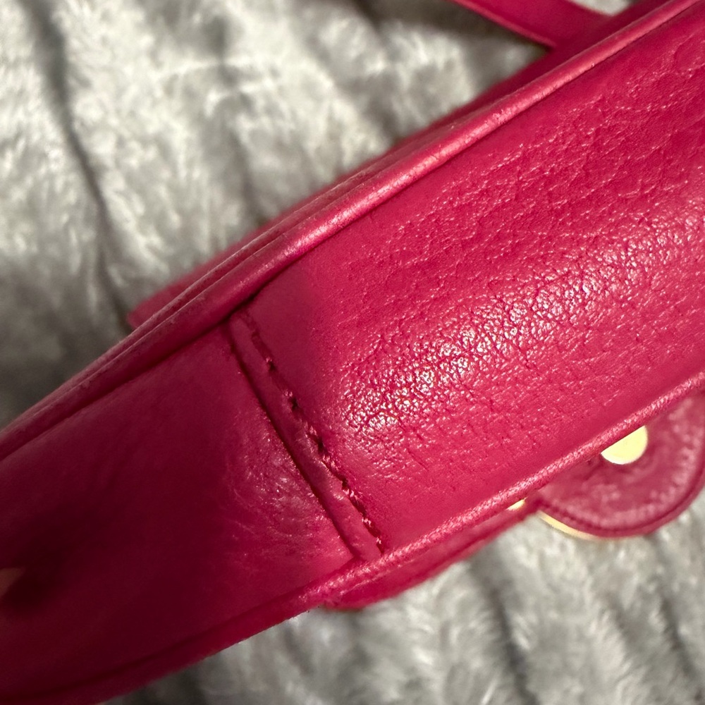 Tory Burch Amanda Pebbled Leather Crossbody in Berry Pink with Gold Hardware - Picture 5 of 11